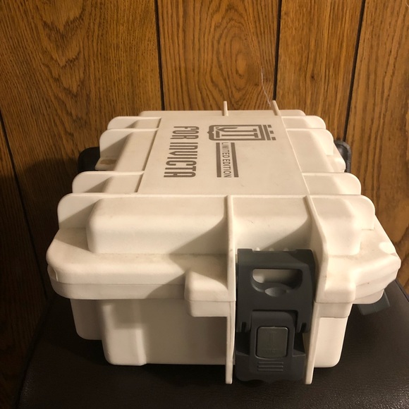 Limited Edition Jason Taylor Invicta Pelican case - Picture 2 of 4